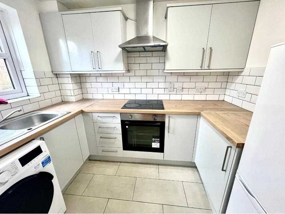 Property photo 3 of 6 Kitchen