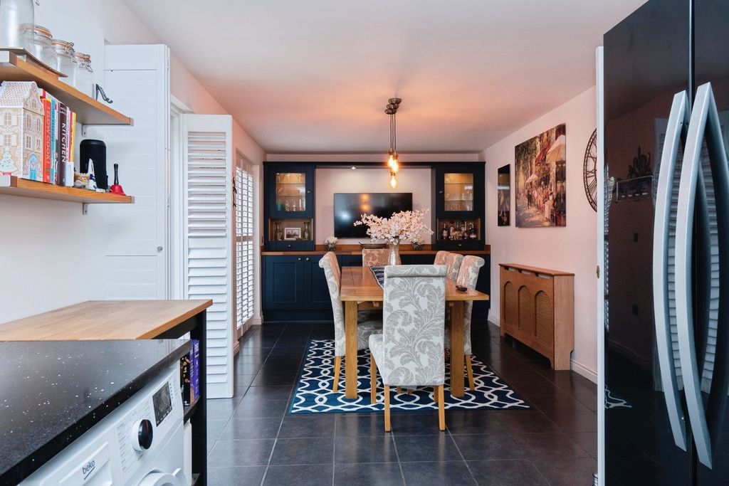 Property photo 2 of 25