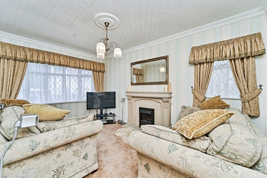 Property photo 2 of 13 Lounge