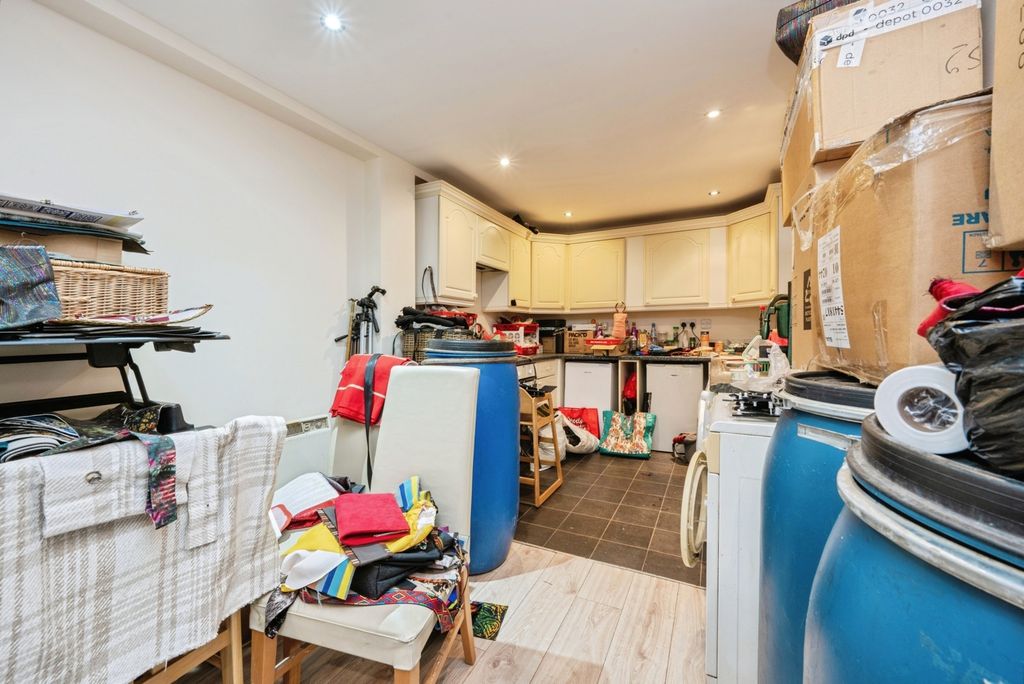 Property photo 2 of 7 Kitchen