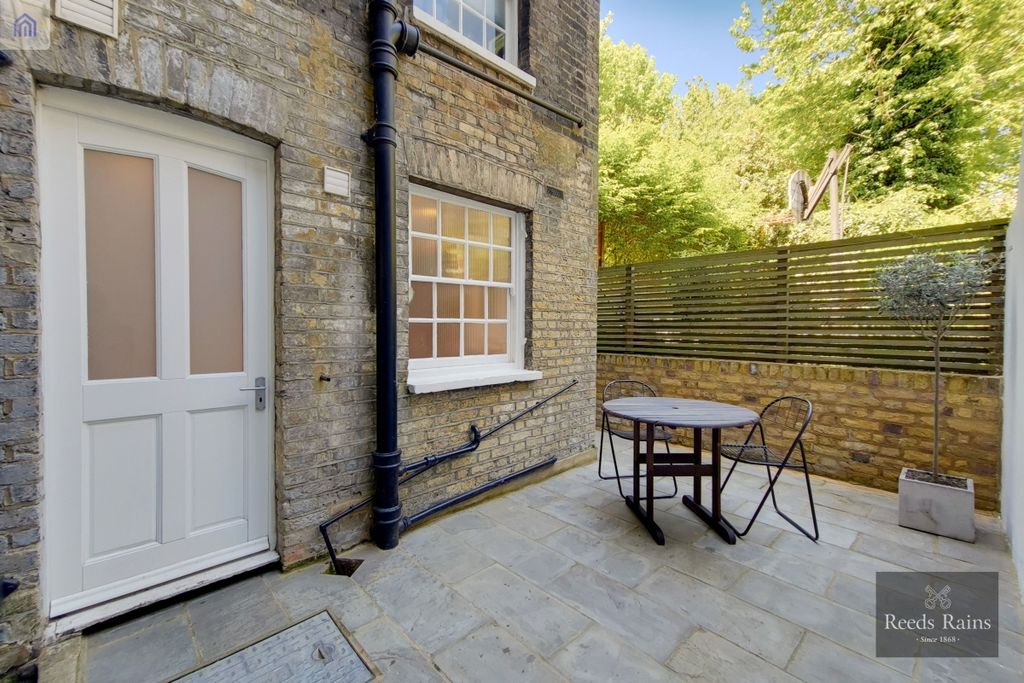 Property photo 2 of 10 Courtyard Garden