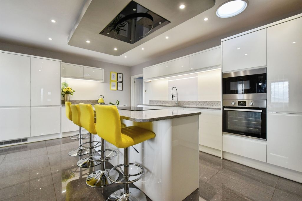 Property photo 3 of 34