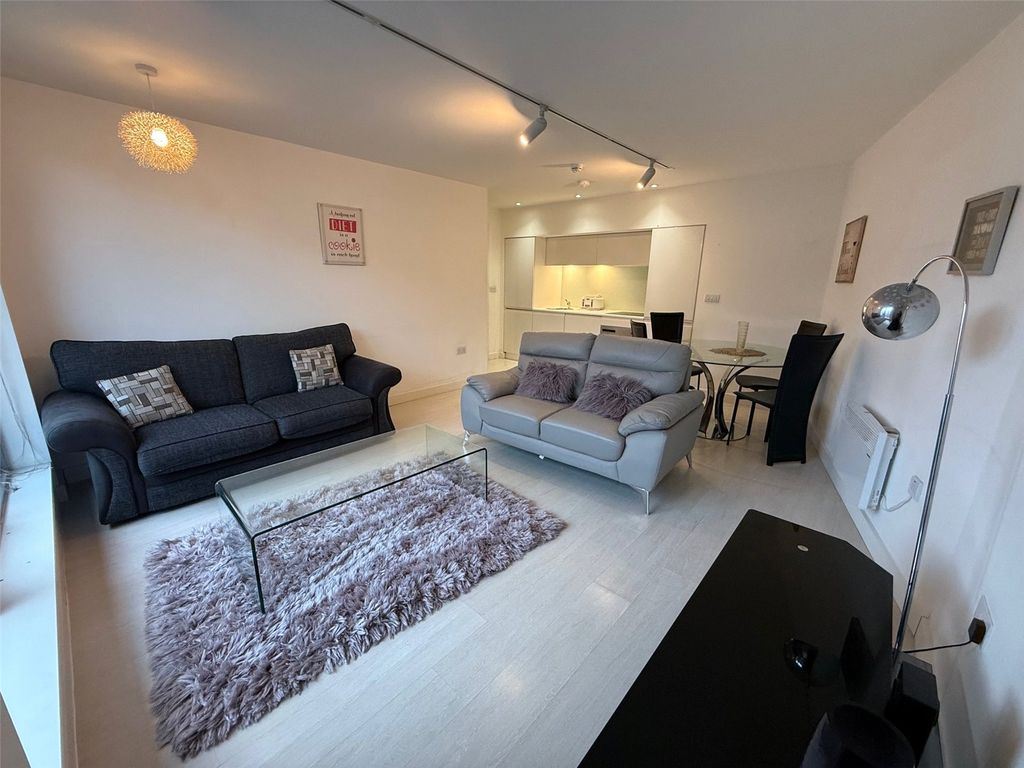 Property photo 1 of 5 Living Room/Kitchen
