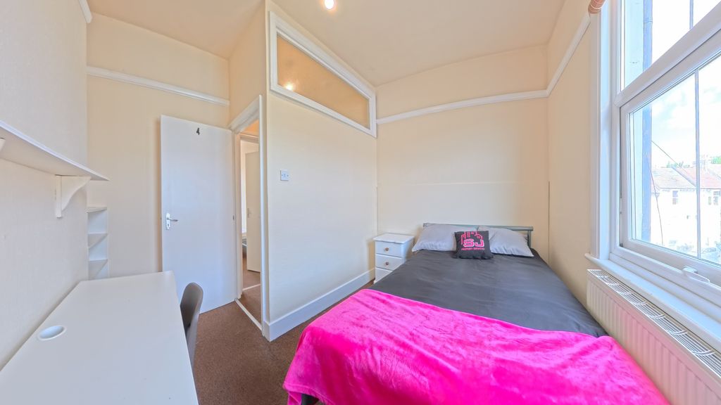 Property photo 1 of 7 Bed 1
