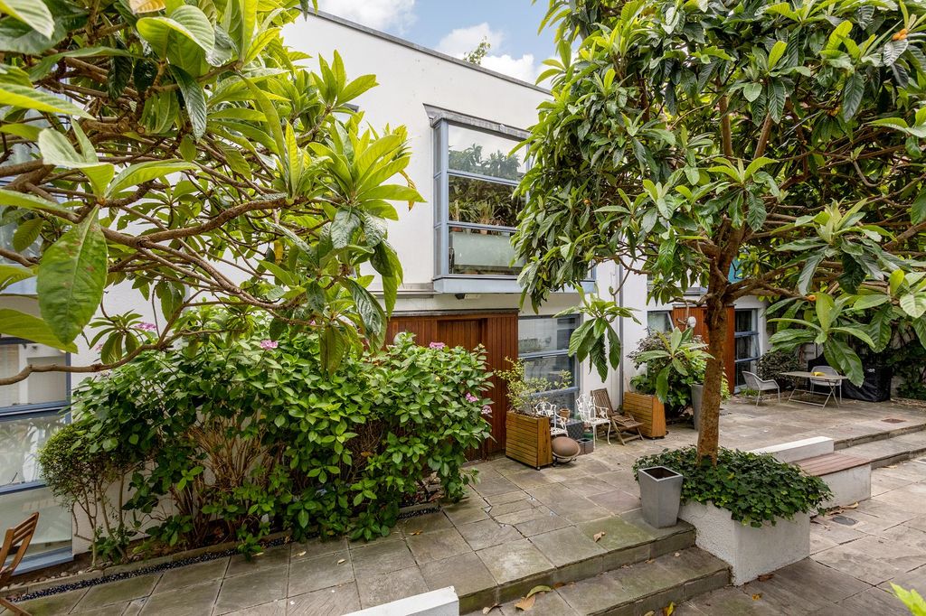 Property photo 1 of 9 External