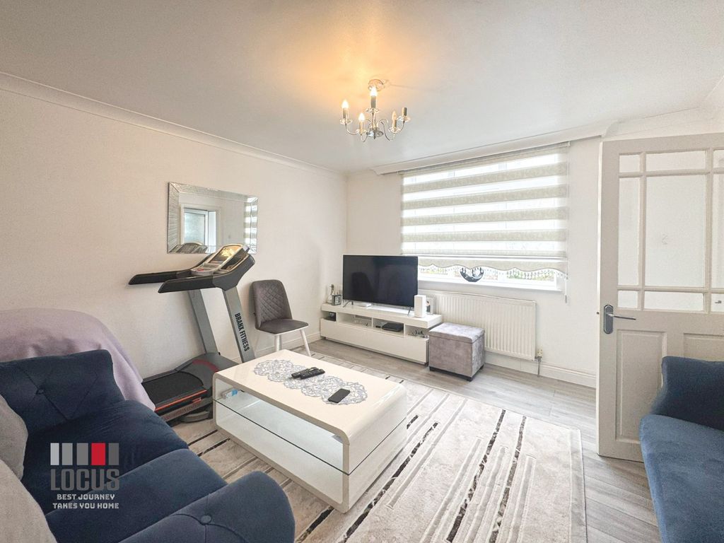 Property photo 1 of 8 Photo 4