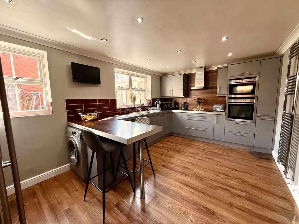 Property photo 3 of 26 7 Welford Close Kitchen 2