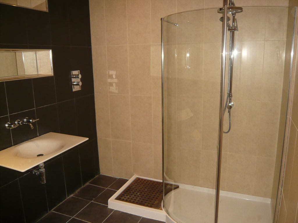 Property photo 3 of 8 Bathroom