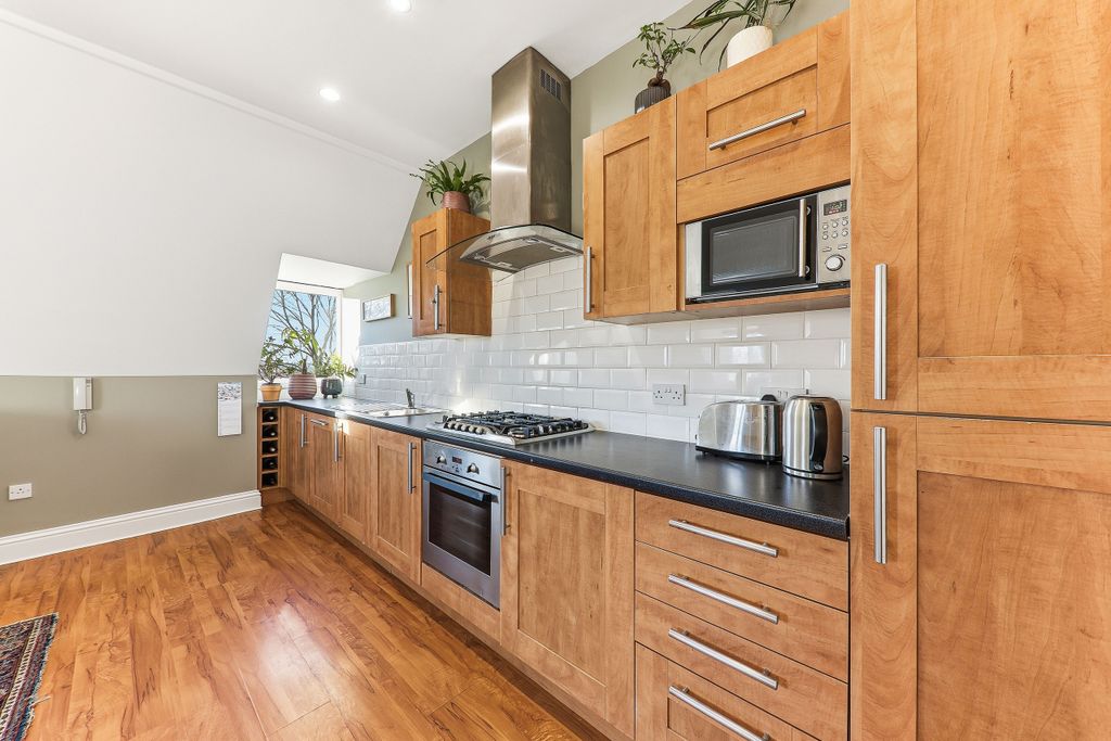 Property photo 3 of 10 Kitchen