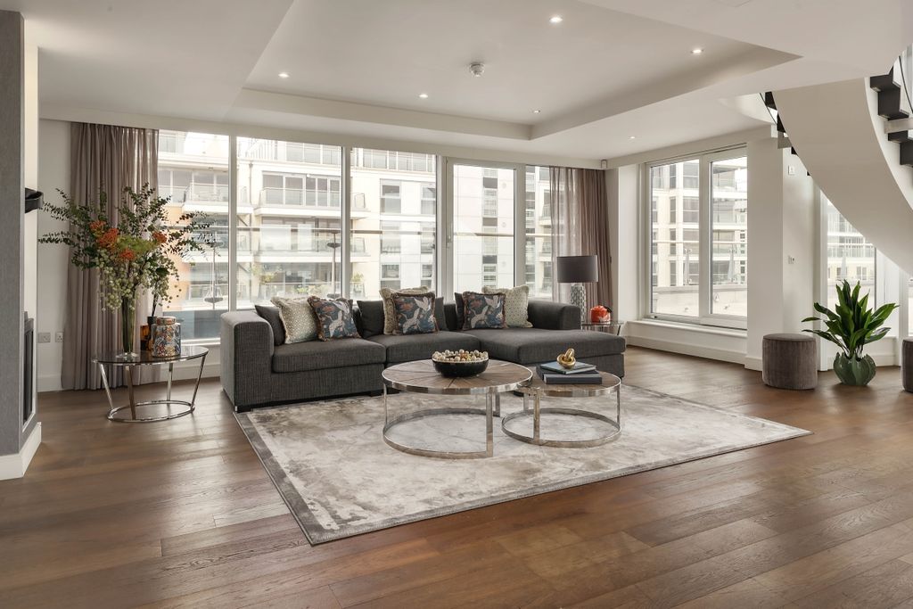 Property photo 3 of 18 Regal House