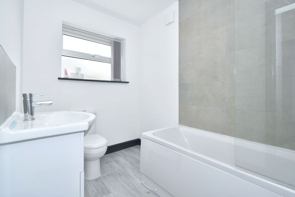 Property photo 1 of 16 Shared Bathroom