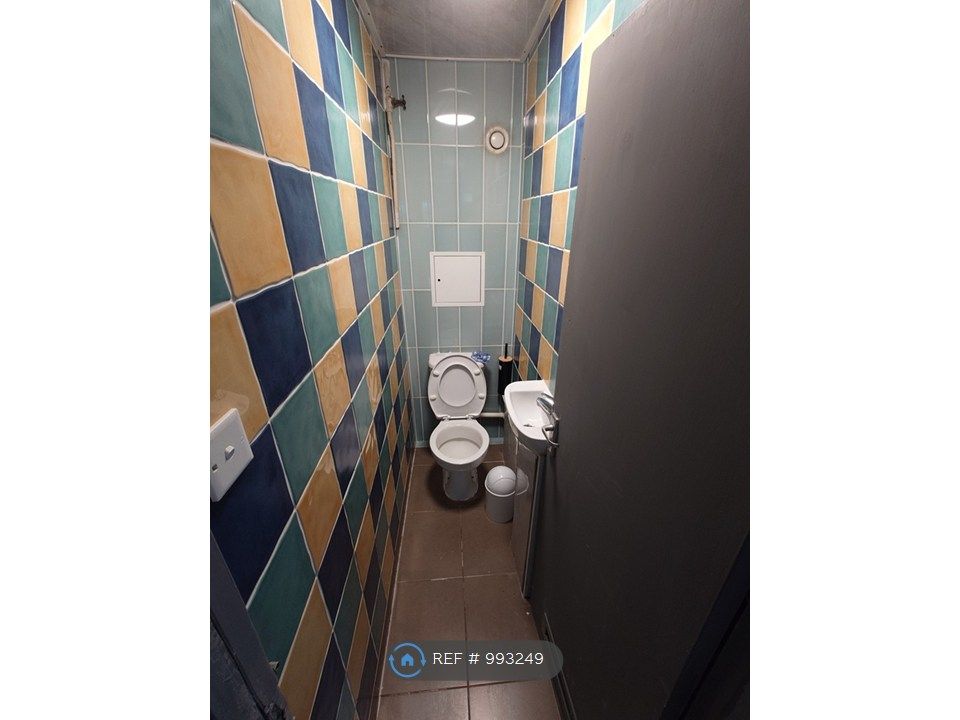 Property photo 2 of 9 Toilet