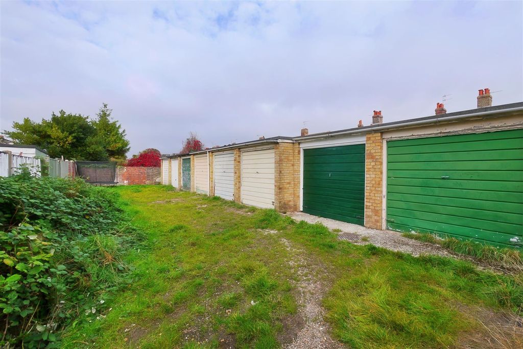 Property photo 1 of 3 Garage