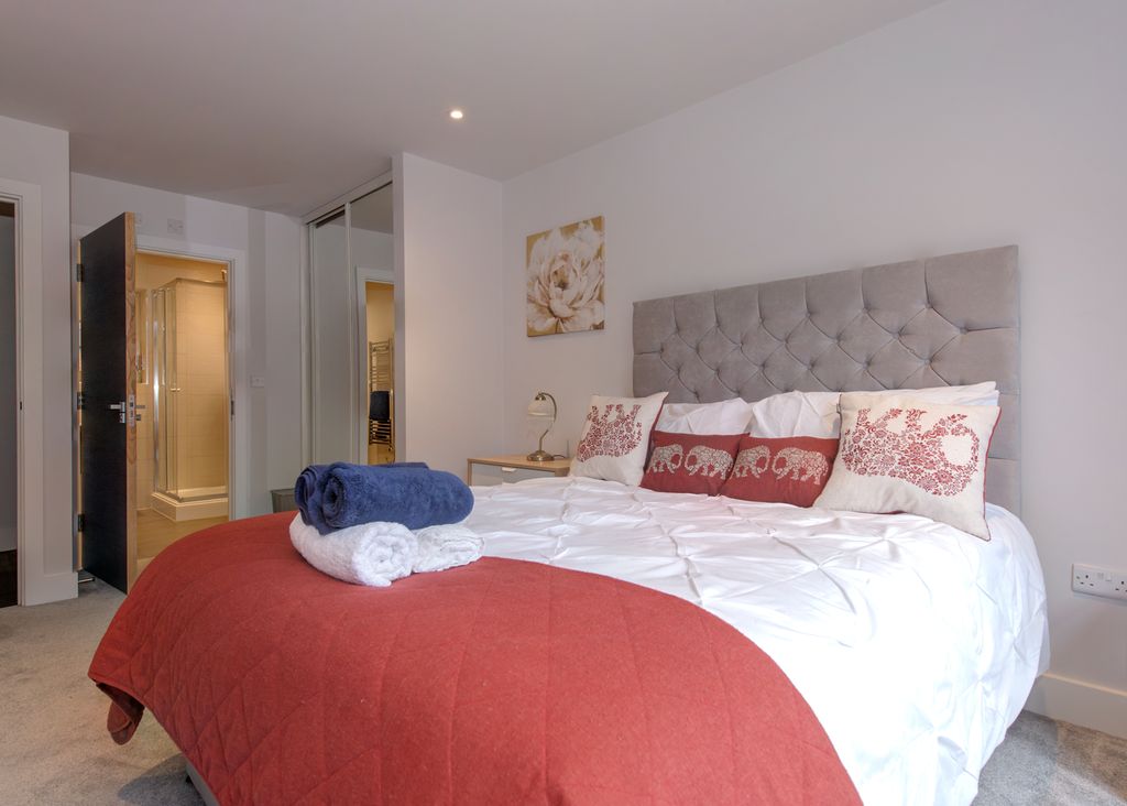 Property photo 2 of 28 En Suite Bedroom 
