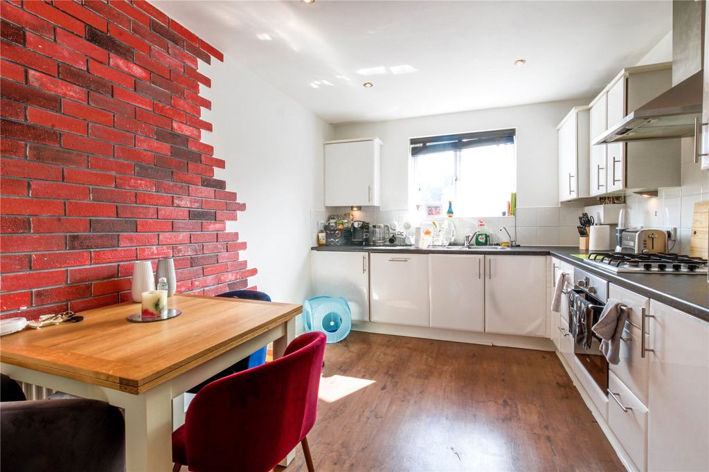 Property photo 3 of 10 Kitchen