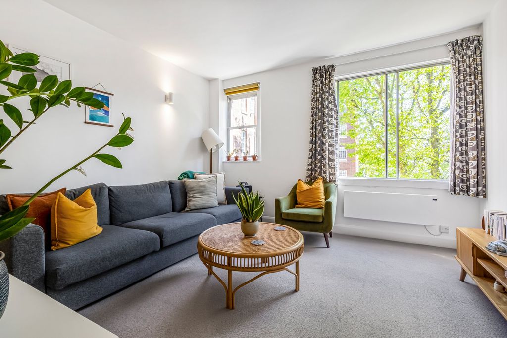 Property photo 2 of 11 Living Room