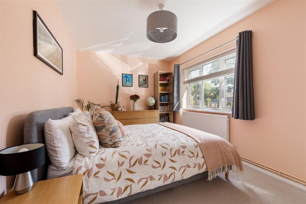 Property photo 3 of 28 Hermitage Walk, E18