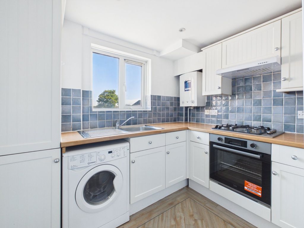 Property photo 3 of 11 Kitchen