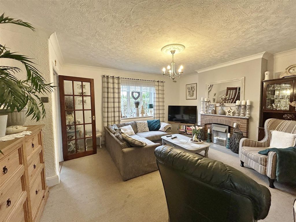 Property photo 2 of 17 Lounge