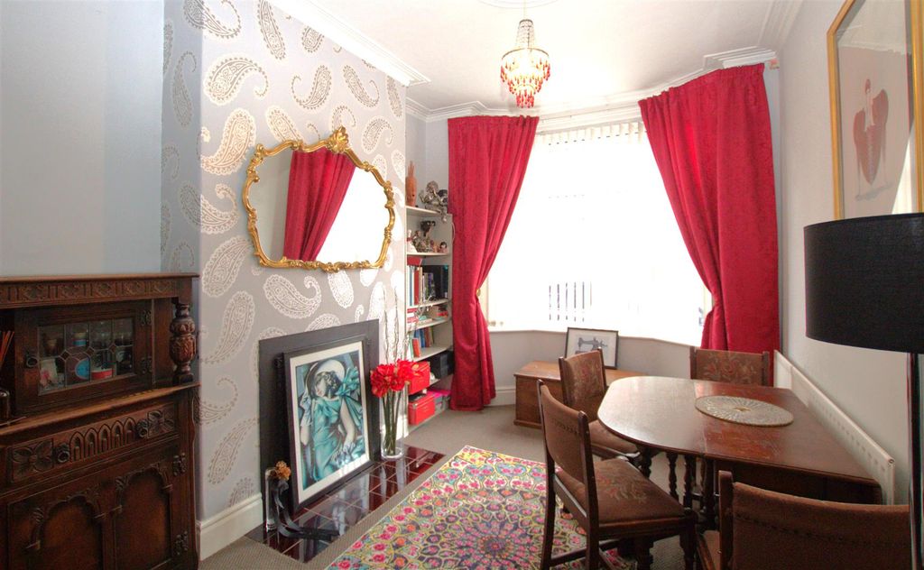 Property photo 3 of 8 Lounge