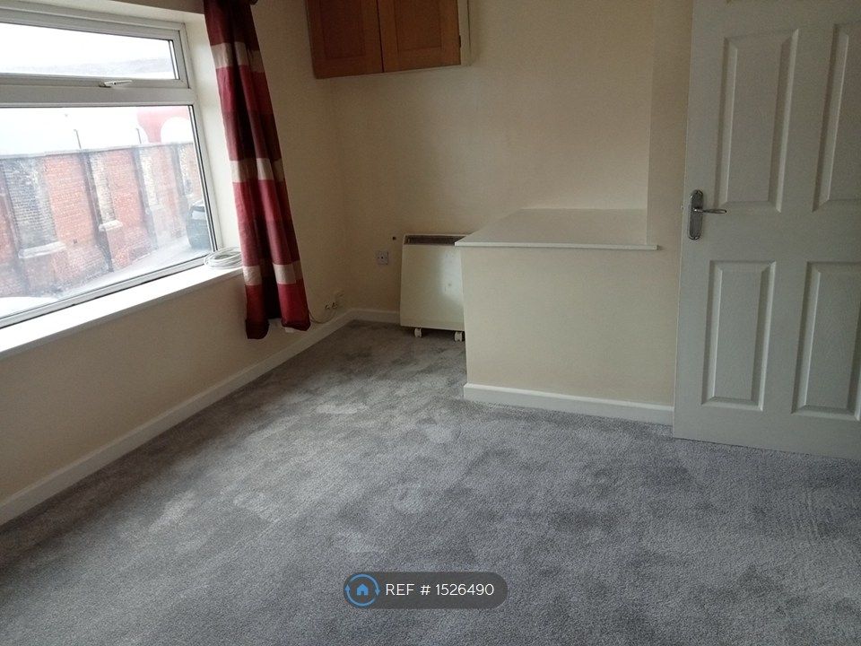 Property photo 3 of 9 Bed 1