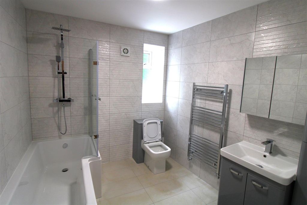Property photo 2 of 9 Bathroom