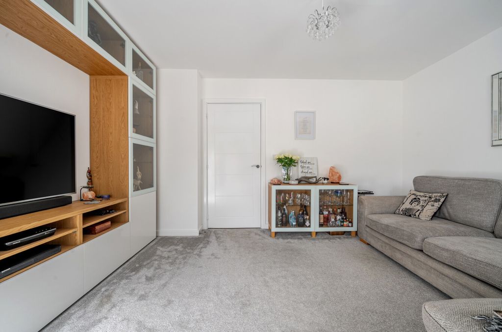 Property photo 3 of 15 1340403-10-689Db5...