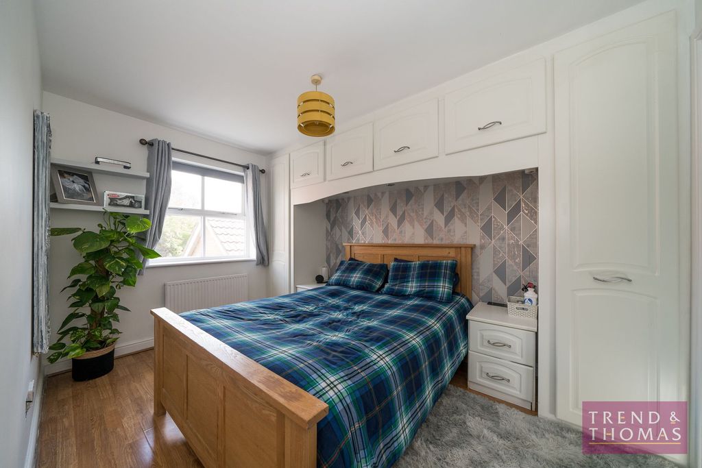 Property photo 3 of 18 Bed 1