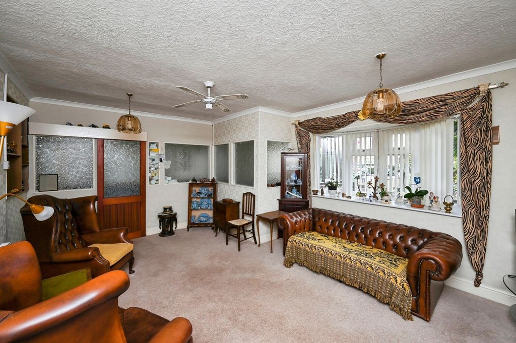 Property photo 2 of 21 Lounge