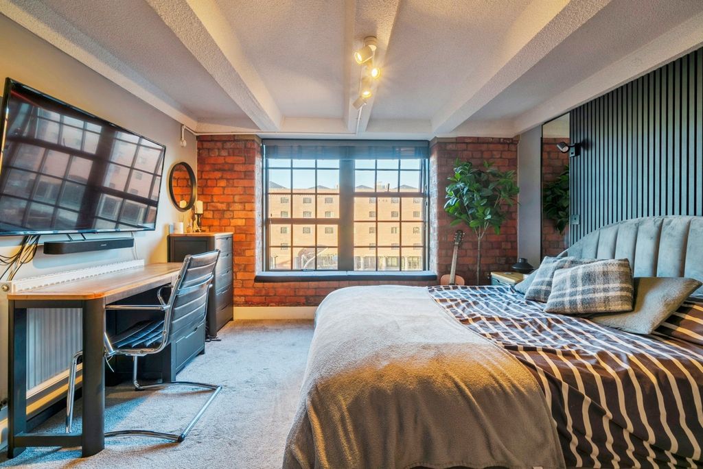 Property photo 1 of 18 Pbox-Img.Jpg