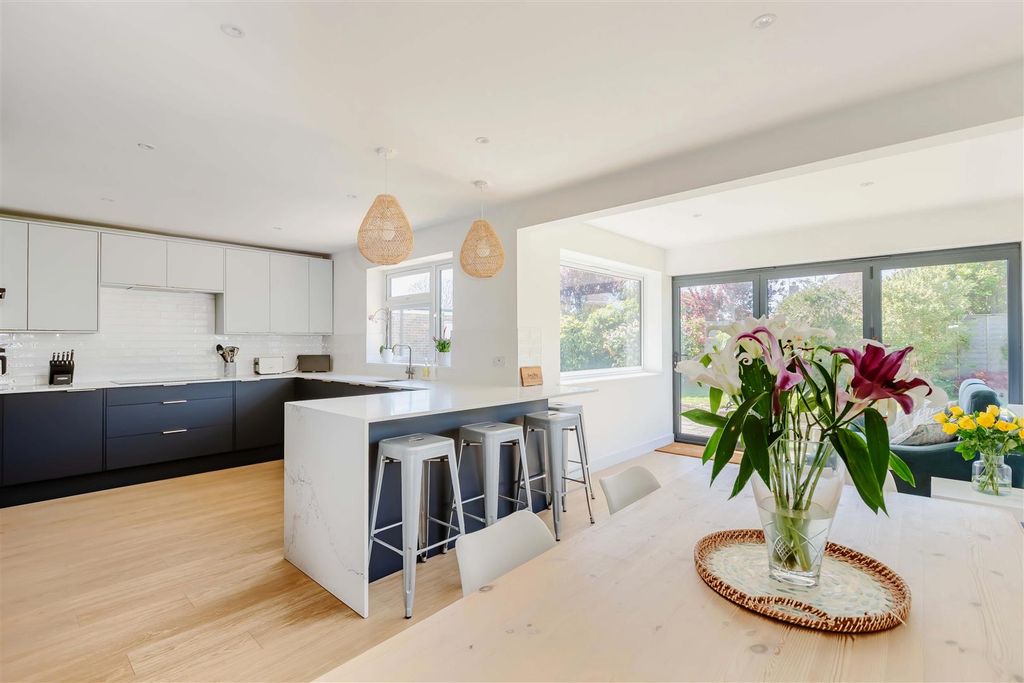 Property photo 2 of 23 Cowdrey Close_12.Jpg