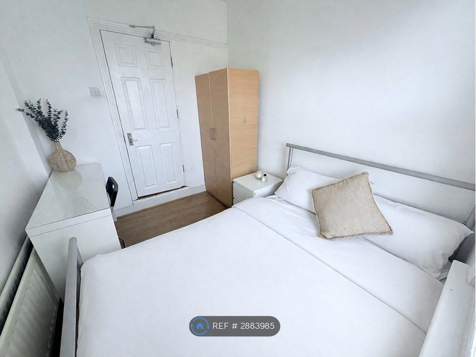 Property photo 3 of 9 Standard Double - £180Pw
