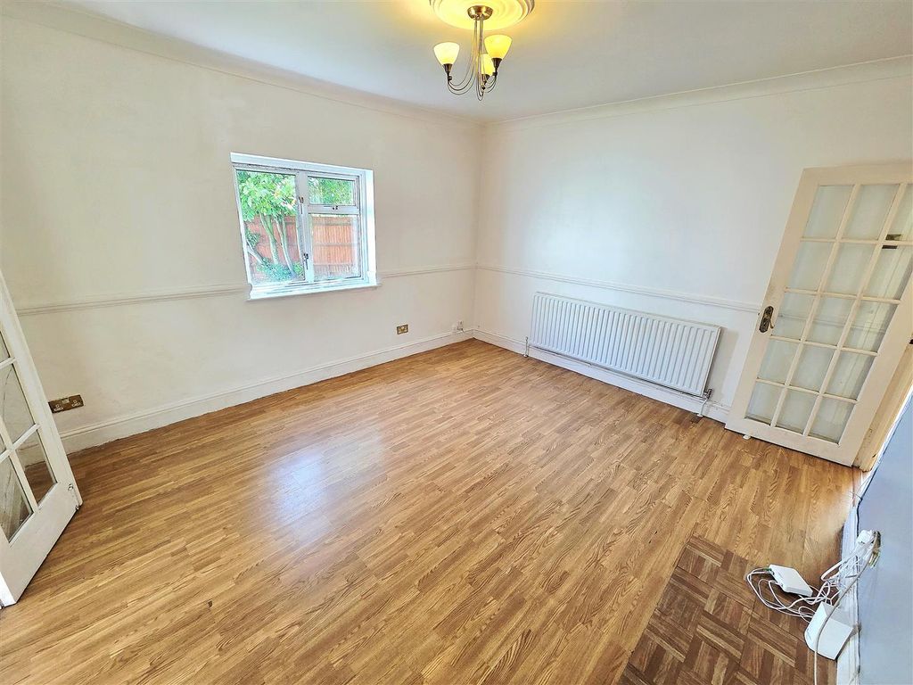 Property photo 1 of 13 Lounge