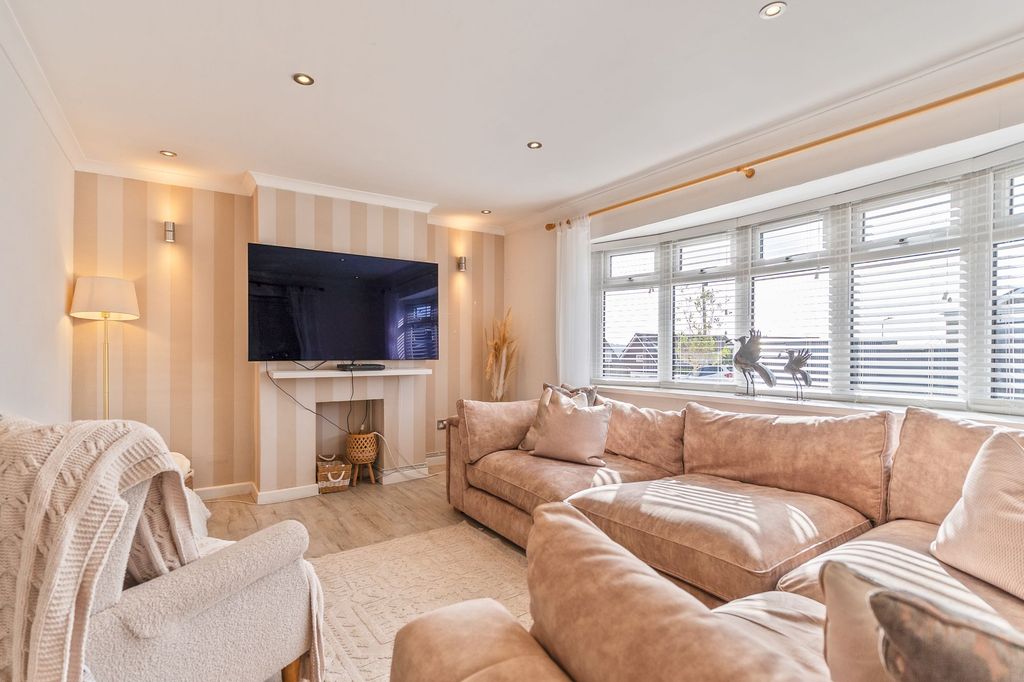 Property photo 3 of 28