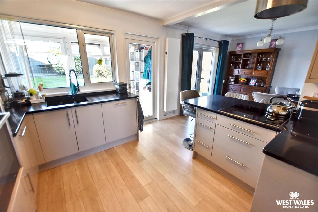 Additional image 5 of 3 bed detached bungalow for saleGateholm Avenue, Milford Haven SA73