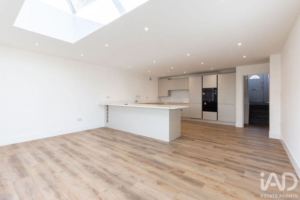 Property photo 2 of 21