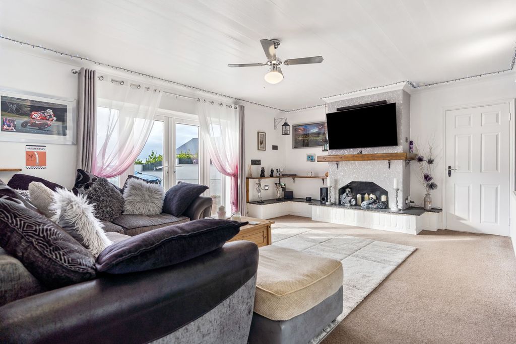 Property photo 2 of 31