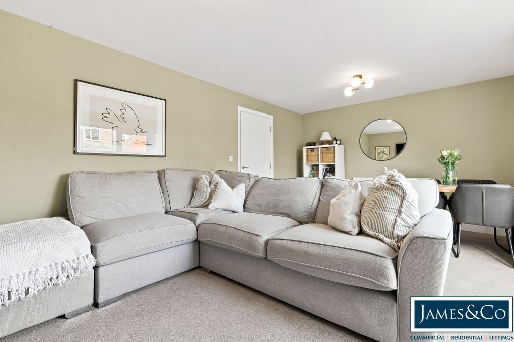 Property photo 3 of 17 3Thelauralsc