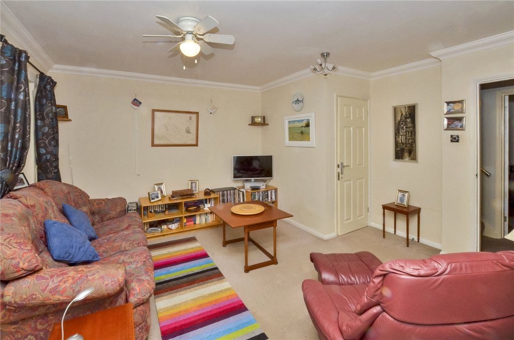 Property photo 2 of 11 Lounge