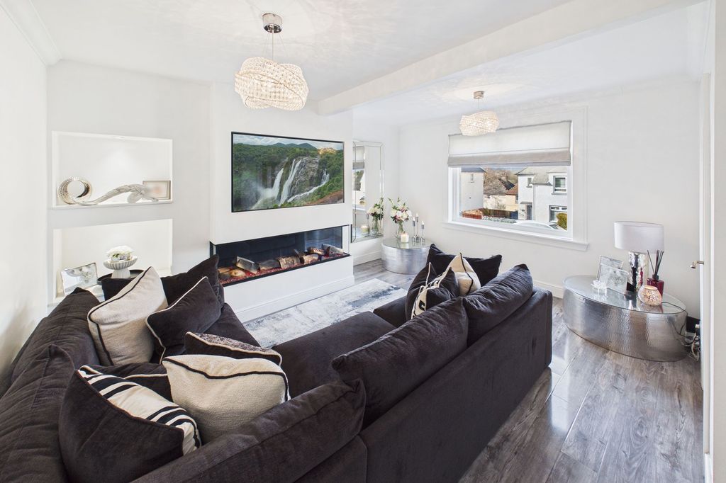 Property photo 2 of 24 Lounge Angle 1