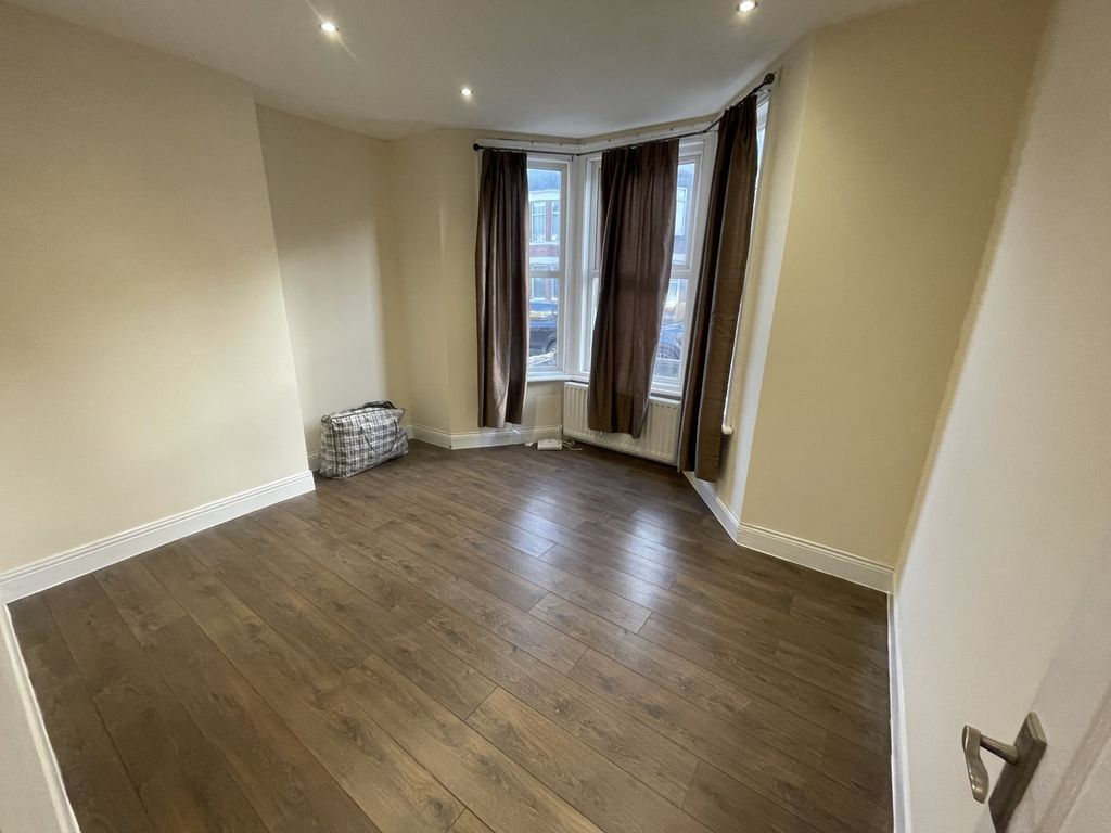 Property photo 2 of 5 A Spacious And Well-Lit Large Double Bedroom, Perf...