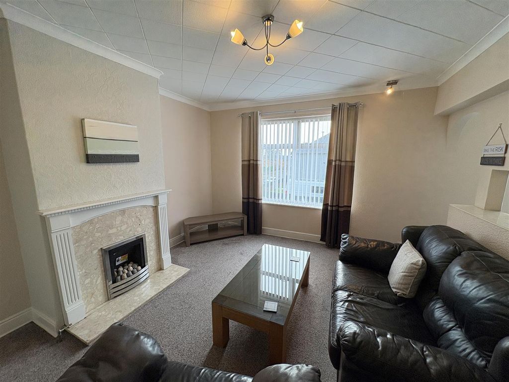 Property photo 3 of 11 Lounge