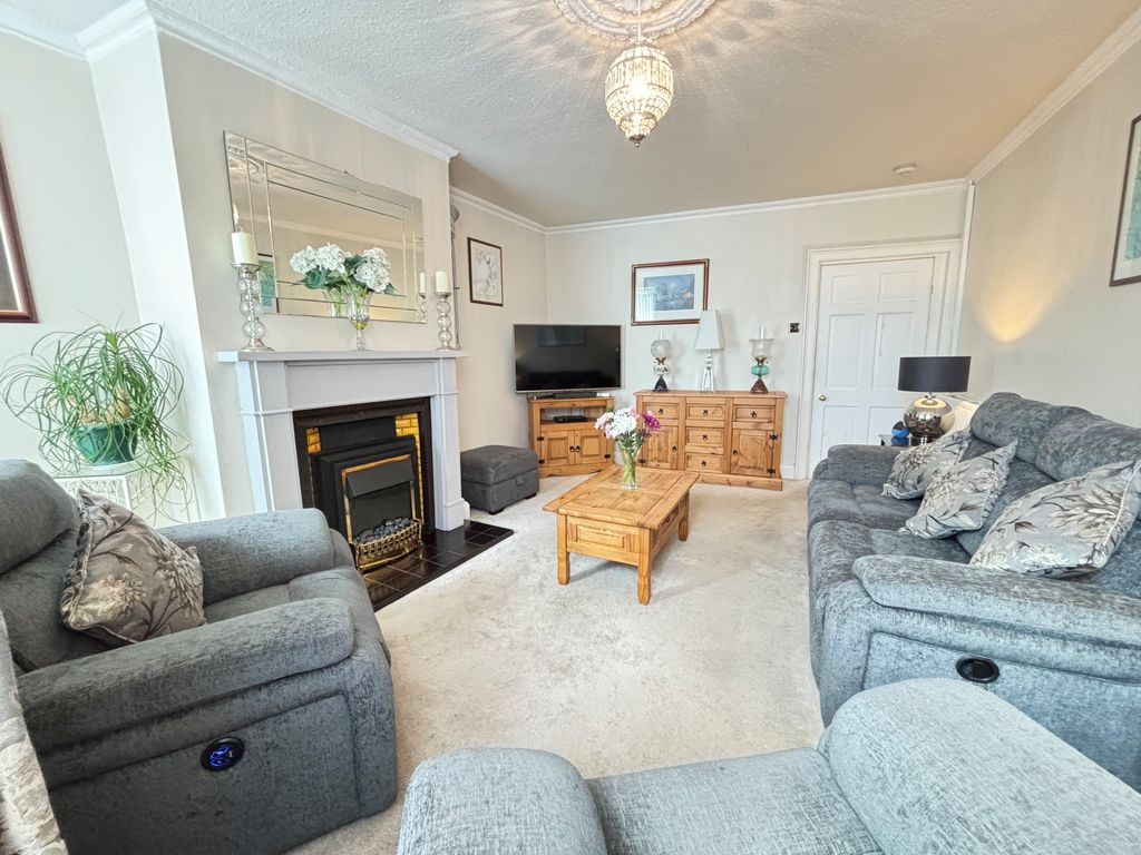 Property photo 3 of 15 Lounge