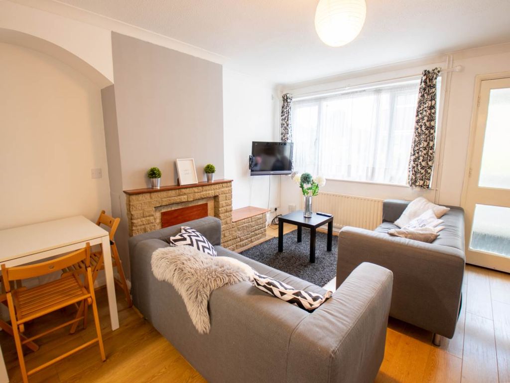 Property photo 1 of 10 Living Room