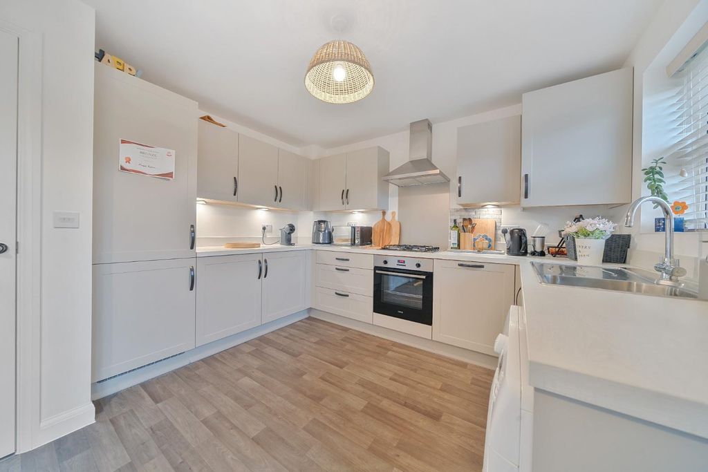 Property photo 3 of 15 1383756-34-692d6d3407c28-Arw-1.Jpg