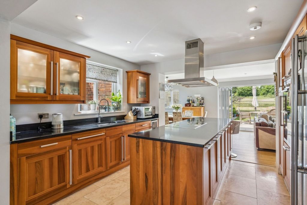 Property photo 3 of 31 Kitchen