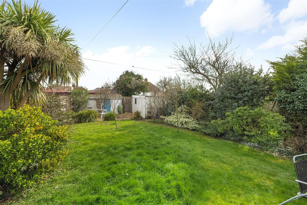 Property photo 2 of 18 Baddlesmere Road, Tankerton, Whitstable