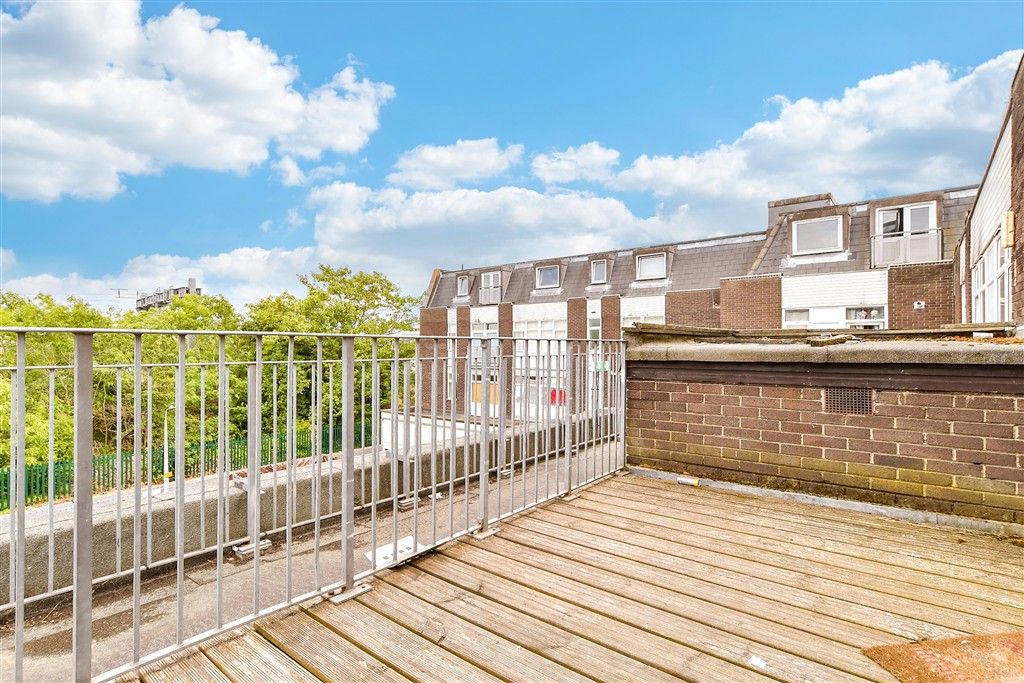 Property photo 3 of 10 Balcony / Terrace