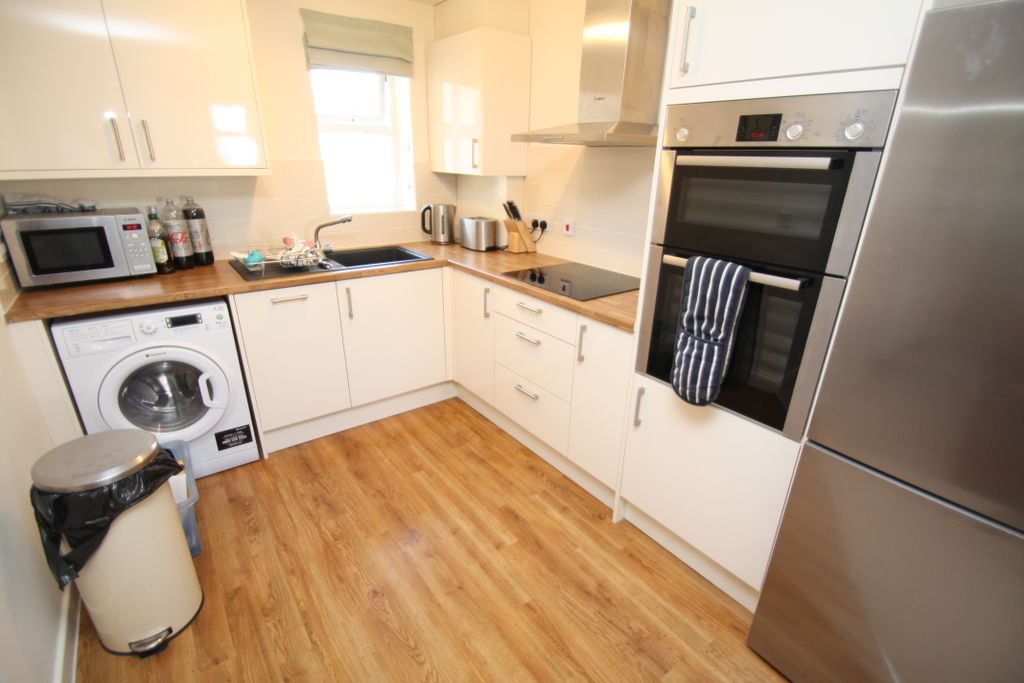 Property photo 2 of 6 Kitchen