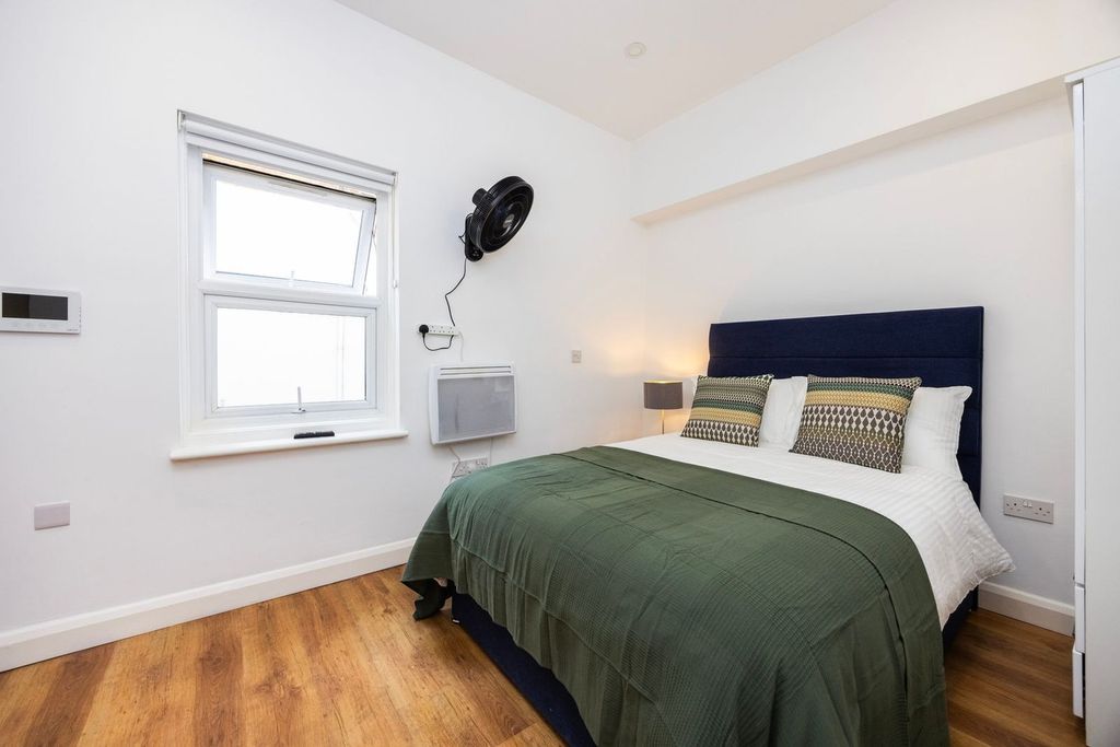 Property photo 1 of 18 Bedroom